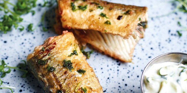 In de pan gebakken geep met peterselie en duo van sauzen 