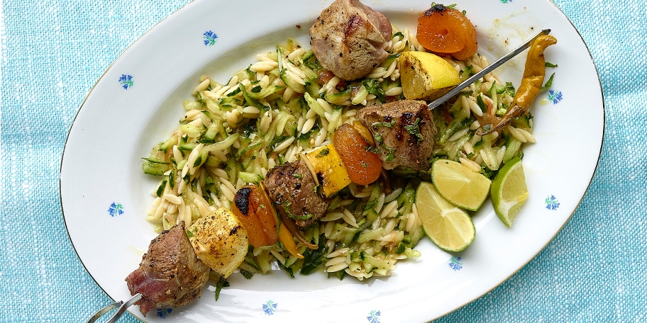 Lamsbrochettes en pastasla met komkommer