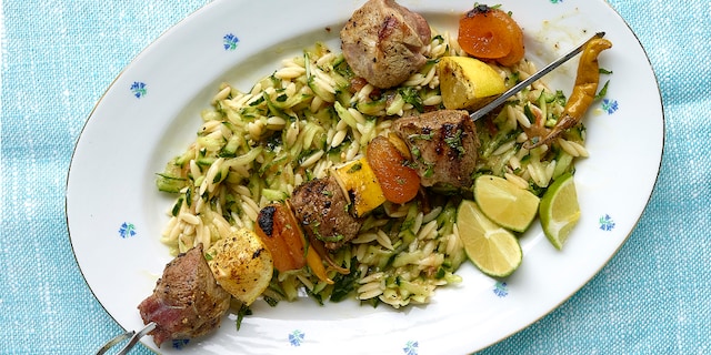 Lamsbrochettes en pastasla met komkommer