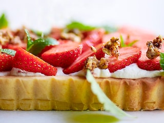 Croûte aux fraises, menthe et pistaches caramélisées