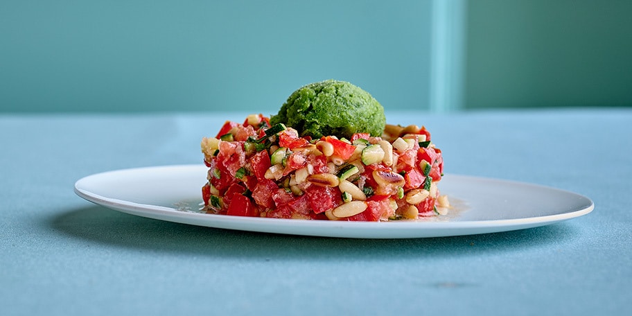 Tomaten-courgettetartaar met peterseliegranité