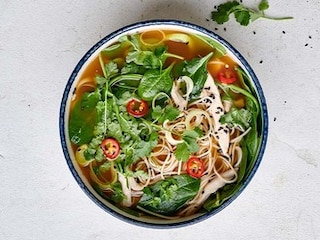 Soupe au poulet, miso, ramen, poireau et épinards