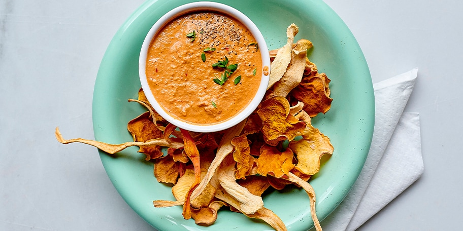 Chips de légumes et dip aux poivrons, noix et grenade