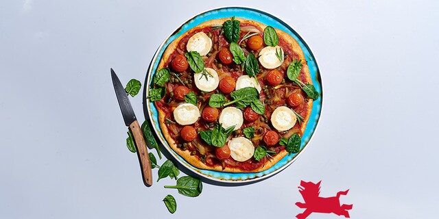 Pizza au chèvre, oignons caramélisés et tomates cerise