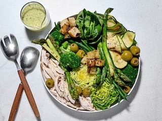 Salade au poulet et aux légumes verts grillés, vinaigrette au kiwi