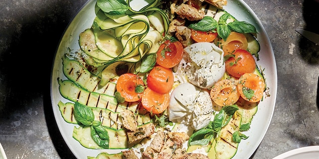 Salade met burrata, courgettes en gemarineerde abrikozen