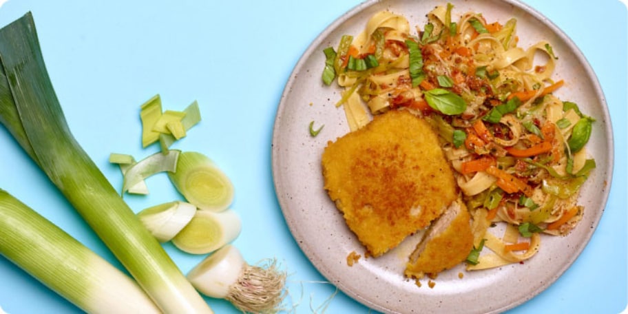 Croques de poulet et tagliatelles au pesto rouge, poireaux et carottes