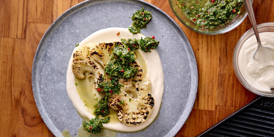 Gegrilde bloemkool met chimichurri en tahinisaus