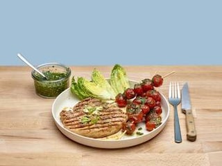 Gegrilde varkenskotelet&nbsp;en tomatenspiesjes met verse pesto 