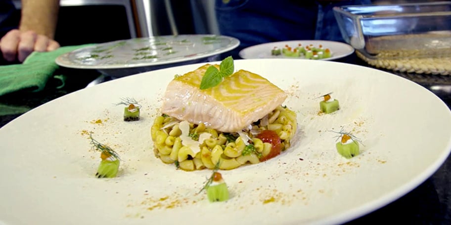 Mi-cuit de dos de saumon, salade de pâtes, roquette, basilic, parmesan