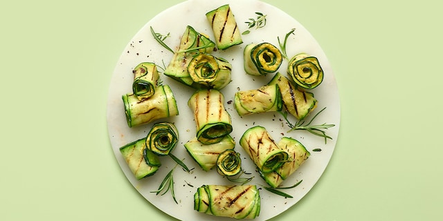 Koude courgettencannelloni, gevuld met hummus van béarnaise en citroenvinaigrette