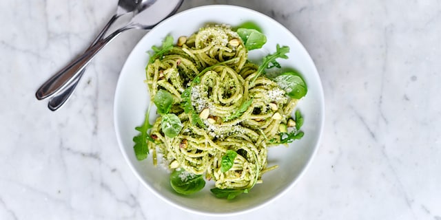 Spaghetti au pesto d’herbes et de pistaches