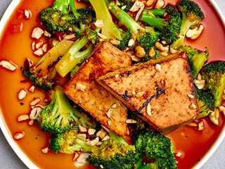 Gegrilde gemarineerde tofu met broccoli en cashewnoten