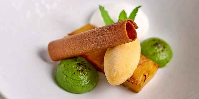 Ananas épicé à la crème d'avocat brulé au yaourt et sorbet de mangue