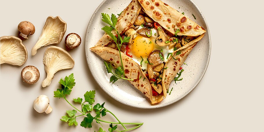 Galette salée aux champignons et œuf sur le plat