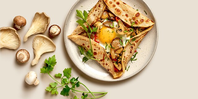 Galette salée aux champignons et œuf sur le plat