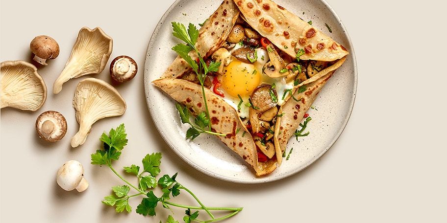 Galette salée aux champignons et œuf sur le plat