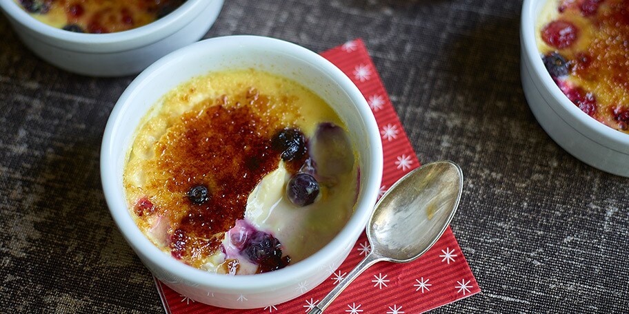 Passioneel samenspel van crème brûlée en rode vruchten