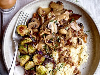 Champignonragout, knolselderpuree en geroosterde spruitjes