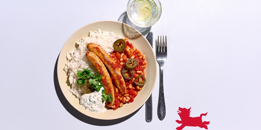 Chipolatas aux tomates et haricots blancs, riz basmati et sauce au yaourt