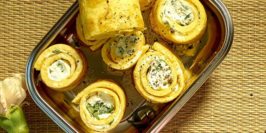 Omelettes roulées au fromage frais et aux herbes, salade de quinoa et tomates confites