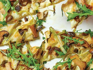Witte pizza met lente-uitjes en champignons