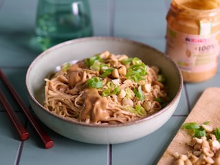 Sauce minute aux cacahuètes et salade de nouilles