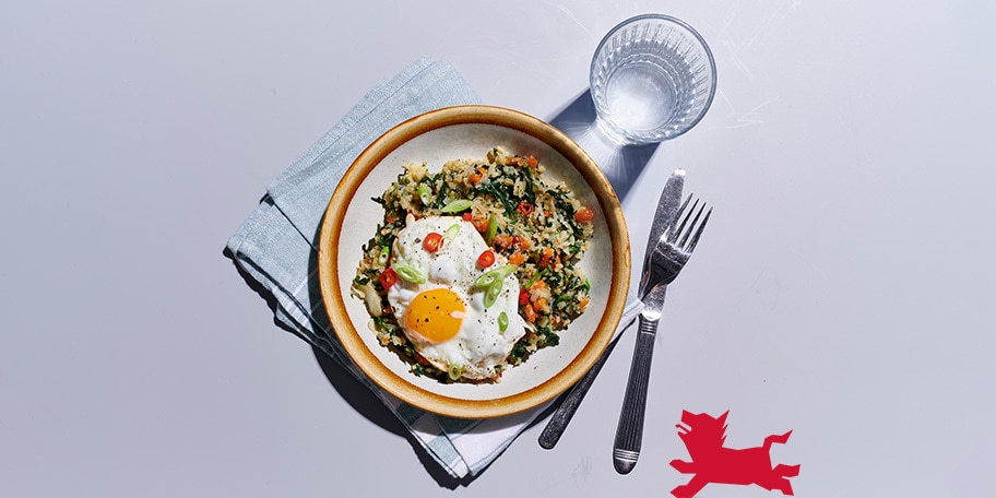 Riz de chou-fleur sauté aux légumes et œufs croustillants