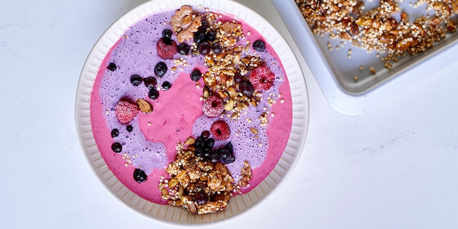 Smoothie bicolore et granola au quinoa soufflé