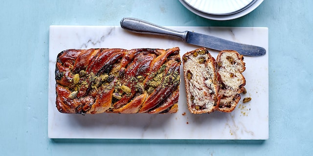 Babka met aardbeien en pistachenoten