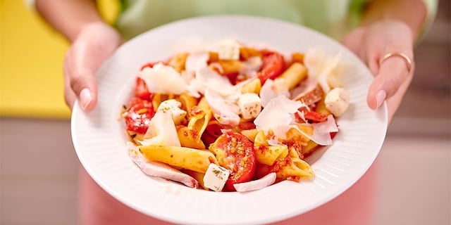 Penne au poulet, feta et pesto rouge