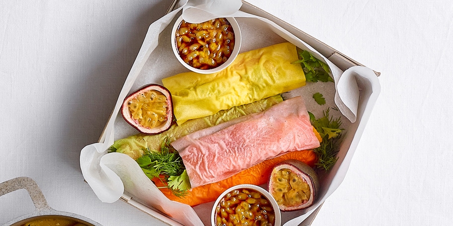 Lenterolletjes met gerookte forel, sinaasappel en passievrucht