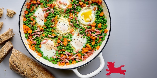 Eieren in een nestje met erwtjes en wortelen