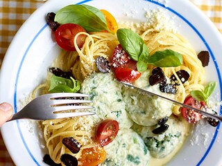 Linguine met ricottaspinazieballetjes, roomsaus