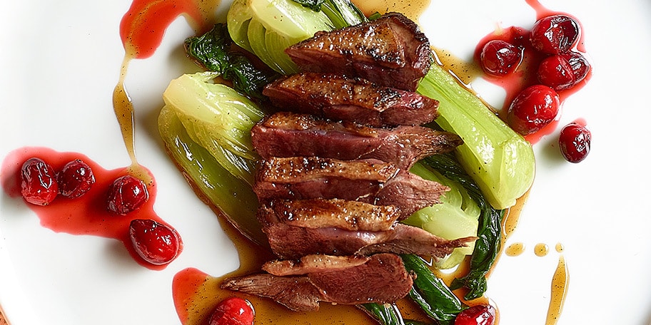 Canard laqué au sirop de gingembre, airelles et paksoi