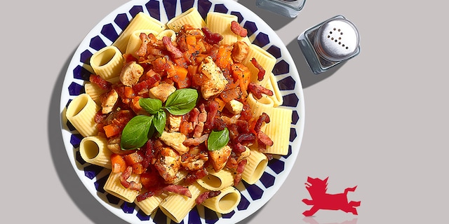 Rigatoni au poulet, lardons et sauce tomate aux légumes