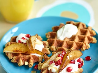 Havermoutwafels met gebakken peren en yoghurt