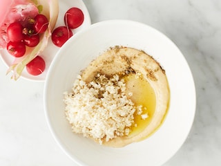 Houmous et couscous de chou-fleur, pickles de radis et de chou-fleur