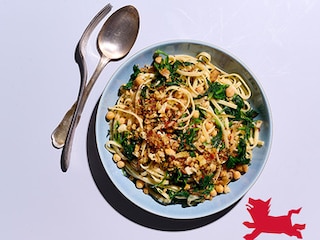 Veggie linguine met kikkererwten, spinazie en citroencrumble