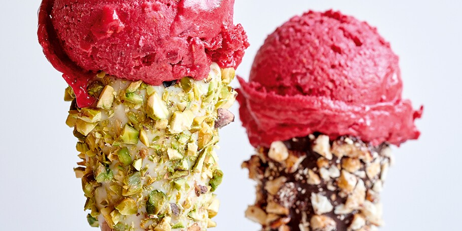 Express frambozensorbet en chocoladehoorntjes