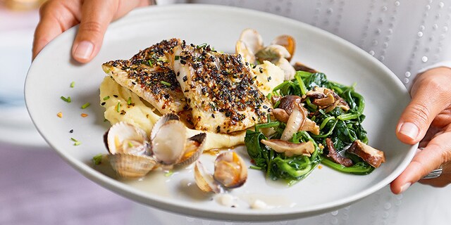 Filet de turbot aux coques, épinards et shiitakés
