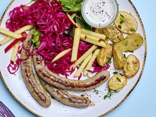 Chipolatas poêlées et salade de chou rouge aux pommes 