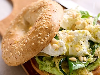 Bagel au pesto d'edamame avec courgette grillée et chèvre frais