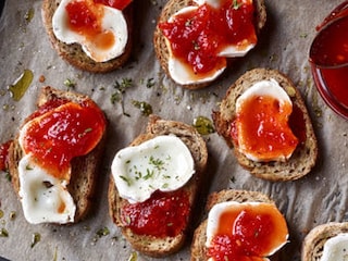 Crostinis met geitenkaas en peperconfiture