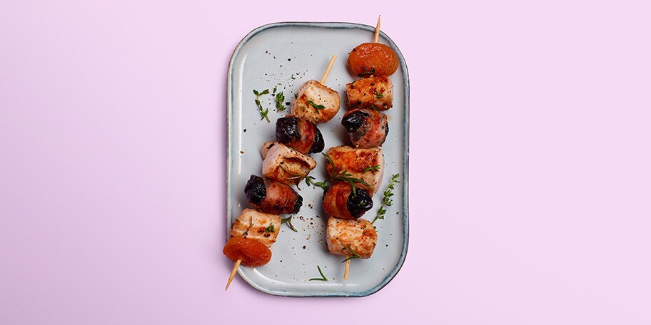 Brochette van konijn en pruimen