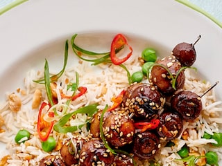 Brochettes de champignons laquées et salade de riz aux cacahuètes