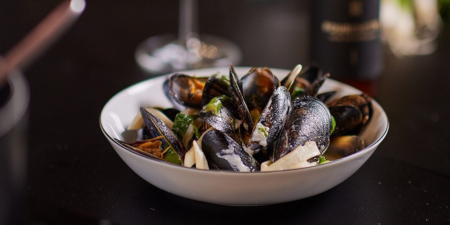 Moules à la bière Fourchette, calamars et estragon