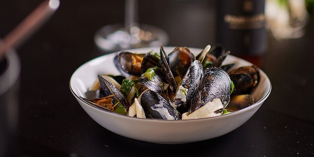 Moules à la bière Fourchette, calamars et estragon