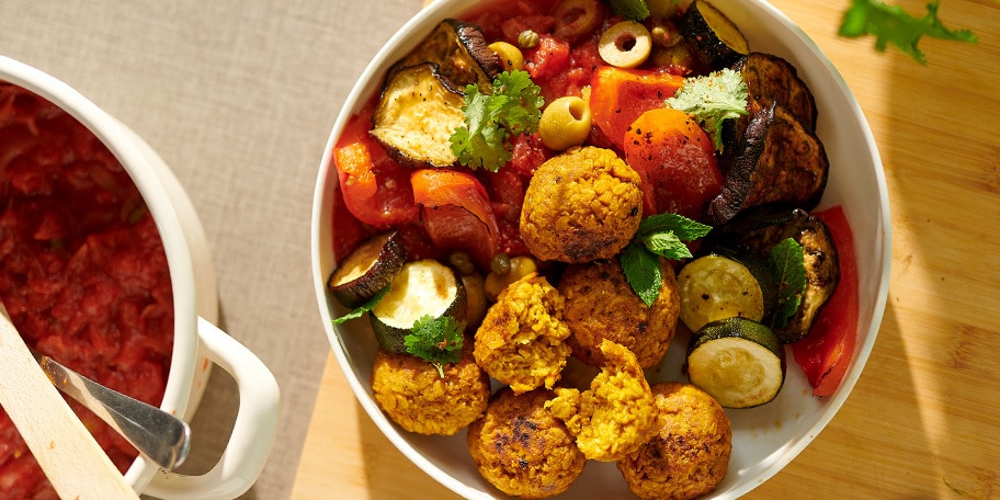 Haverballetjes met gegrilde groenten en tomatensaus