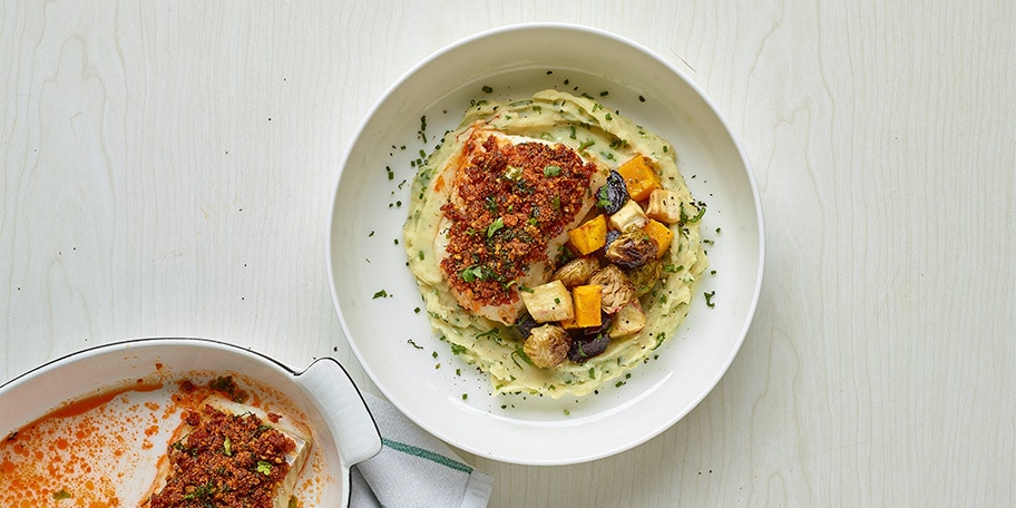 Skrei au crumble chorizo-pistache, purée aux herbes et légumes rôtis